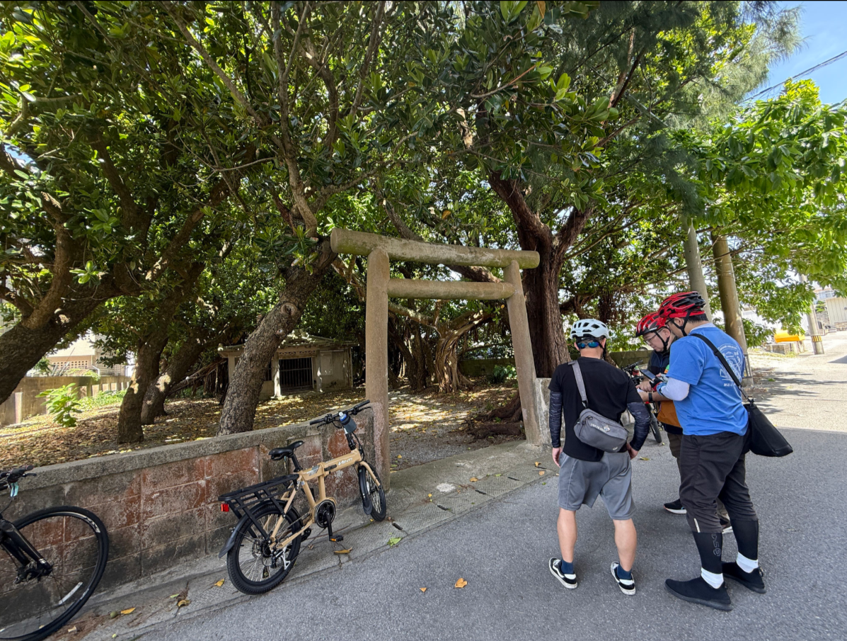 【石垣島/3時間】石碑や裏路地をめぐるディープな体験！サイクリングで巡る観光ガイドツアー☆電動アシスト付きで楽々移動《初心者歓迎/レンタサイクル付き》（No.258）