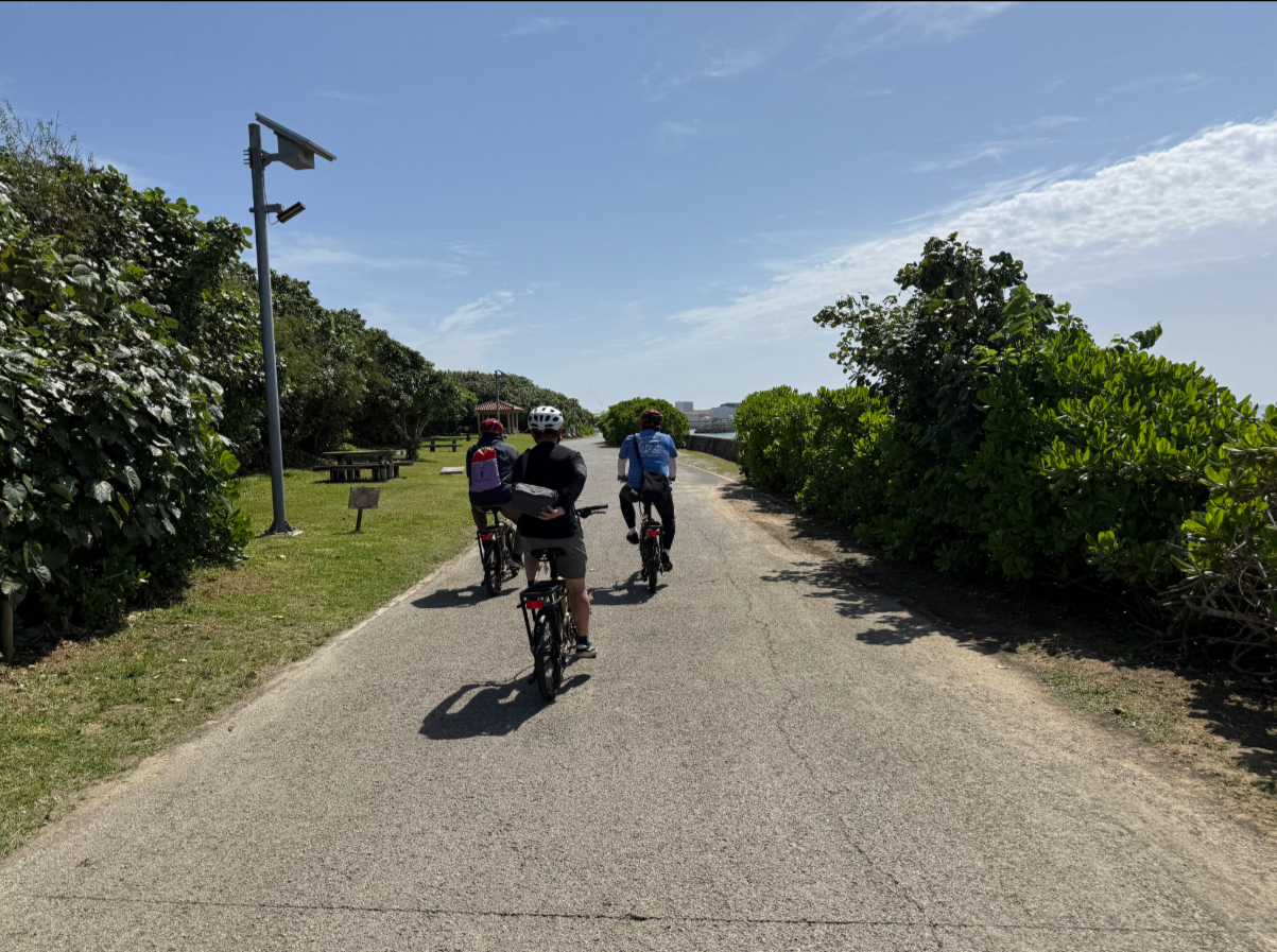 【石垣島/3時間】石碑や裏路地をめぐるディープな体験！サイクリングで巡る観光ガイドツアー☆電動アシスト付きで楽々移動《初心者歓迎/レンタサイクル付き》（No.258）