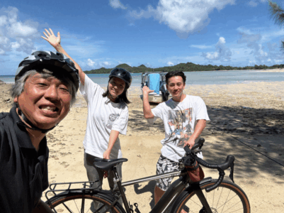 海辺で景色を楽しむサイクリングツアーの参加者