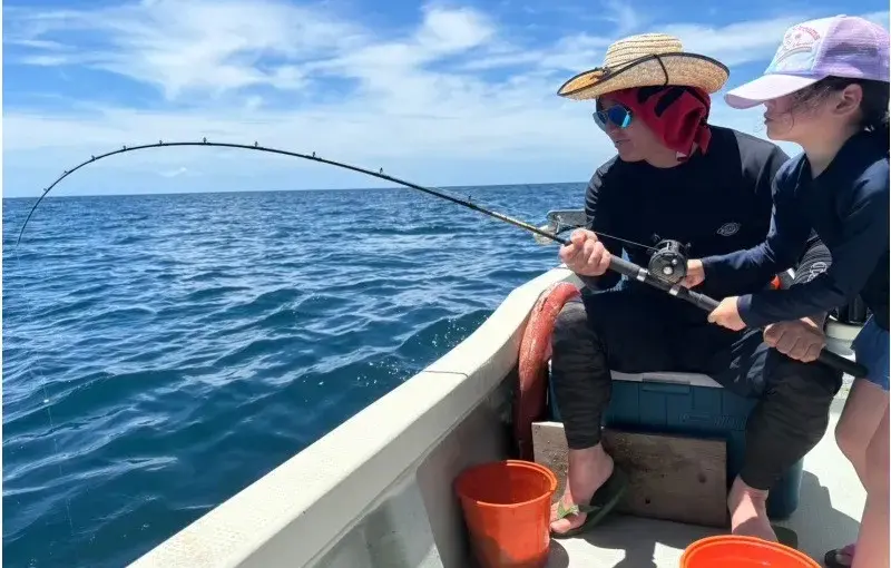 石垣島の海で釣りを楽しむ参加者