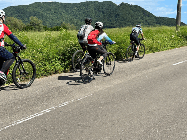 自転車で石垣島の自然を満喫する観光客