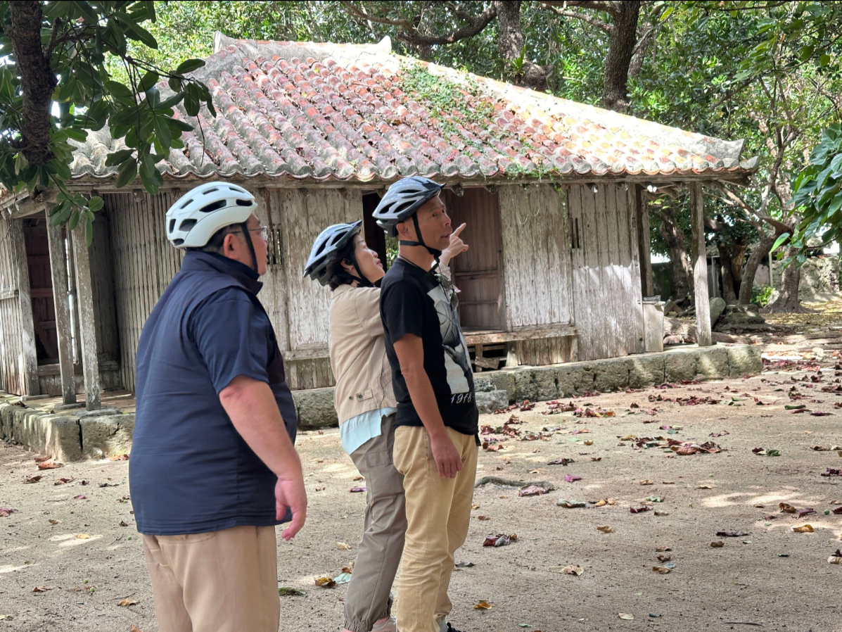 【石垣島/3時間】石碑や裏路地をめぐるディープな体験！サイクリングで巡る観光ガイドツアー☆電動アシスト付きで楽々移動《初心者歓迎/レンタサイクル付き》（No.258）