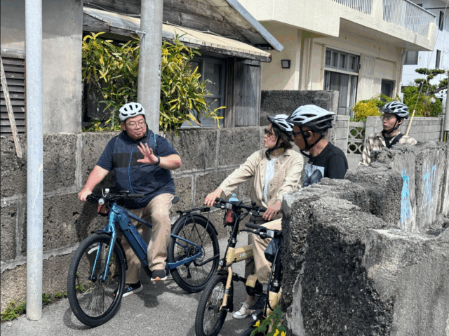 石垣島の観光を楽しみながらサイクリングするグループ