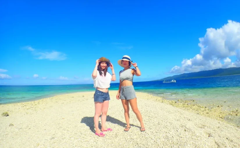 西表島周辺の美しいビーチでフェリー移動の合間に観光を楽しむ女性2人。