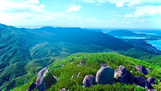 在茂登岳和乌马努法岳徒步旅行