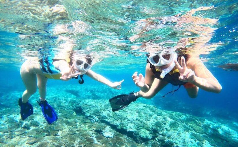 石垣島・川平湾の透明度の高い海でシュノーケリングを楽しむ2人の女性