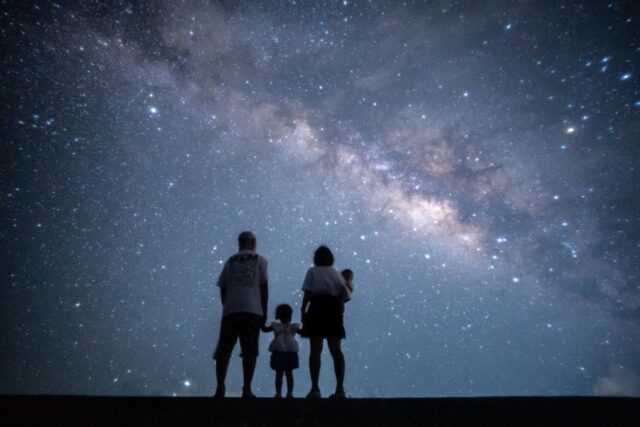 石垣島の美しい夜空を眺める家族の風景
