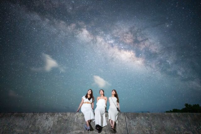 石垣島の美しい夜空を眺める女性の風景