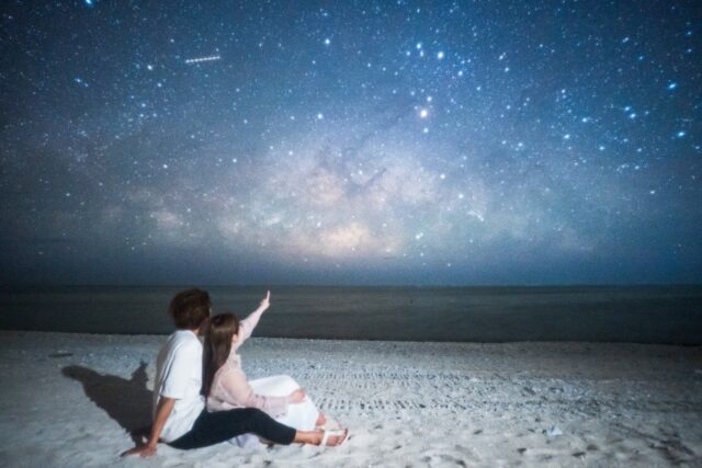 石垣島2泊3日の夜のハイライト。ビーチから眺める幻想的な天の川と星空観賞。