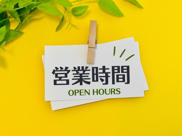 離島ターミナル内の店舗やレンタカー営業所の営業時間案内。