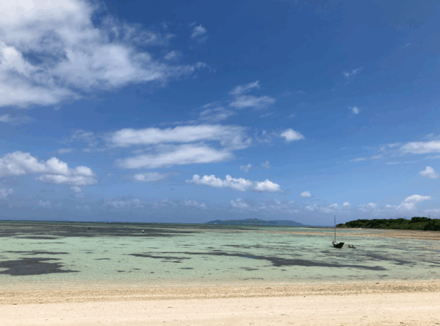 遠浅の海が広がる竹富島のコンドイビーチ