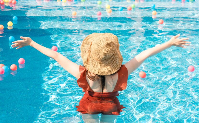 リゾート　プール　プールを楽しむ女性