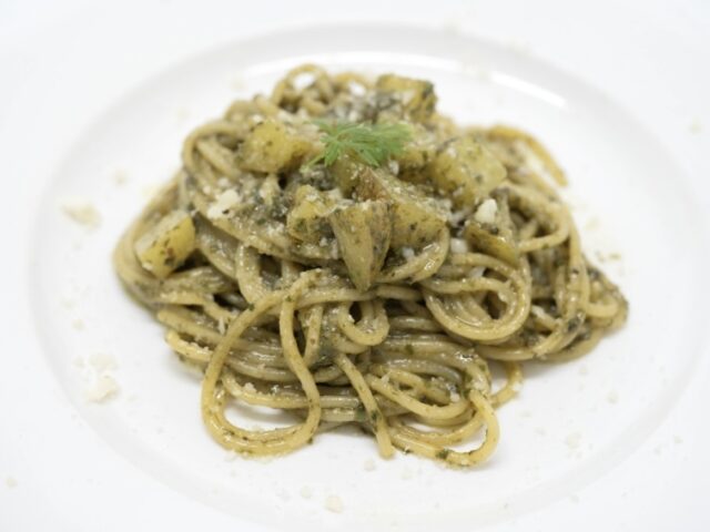 石垣島のカフェで味わう、地元のハーブや野菜を使った本格的なジェノベーゼパスタ。
