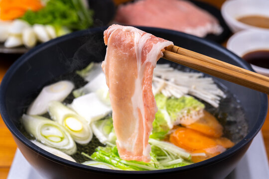 石垣島ブランドの島豚（アグー豚）を、新鮮な地場野菜とともに味わうしゃぶしゃぶ。