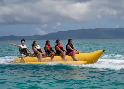 石垣島の海を水上バイクでチュービング