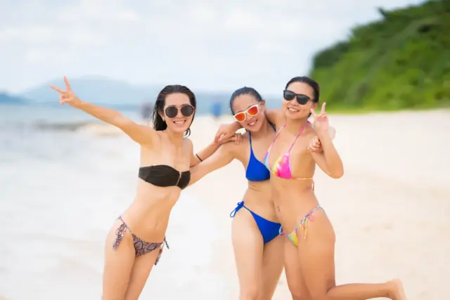 石垣島の海で女子旅