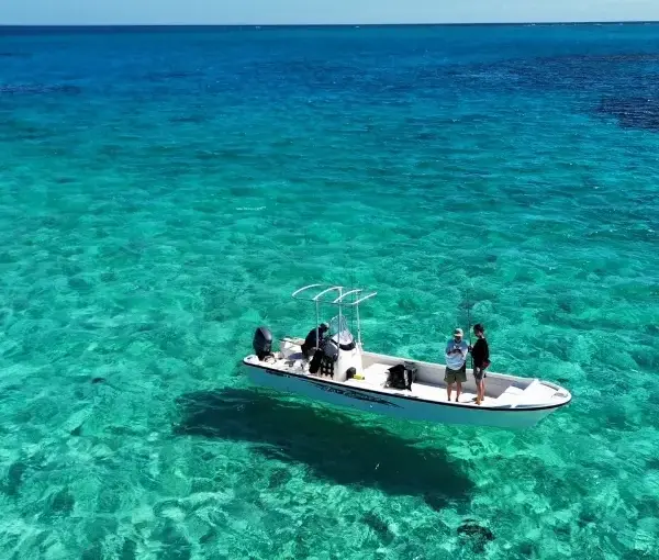エメラルドグリーンの海で釣り
