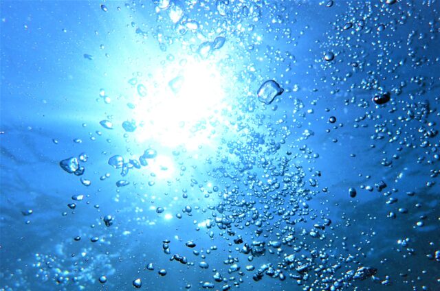 海　ビーチ　透明度の高いビーチ