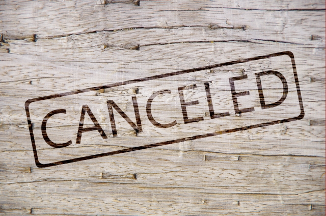 台風の影響による石垣島便の欠航・キャンセルをイメージするCANCELEDの文字。