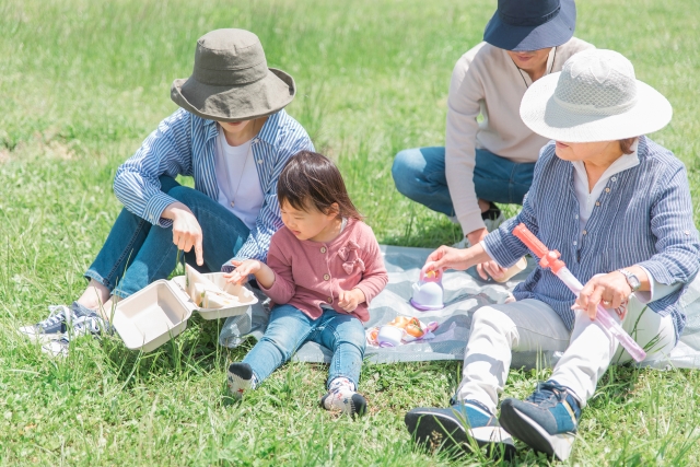 公園　ピクニック　家族　石垣島　服装