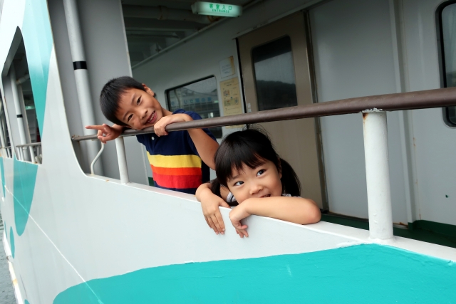 家族連れでの西表島フェリー旅を楽しむ子供たちの笑顔。