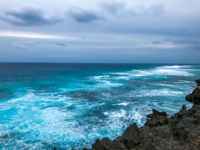 台風接近時の石垣島の海の様子。激しい波しぶきが上がる荒天の沿岸部。