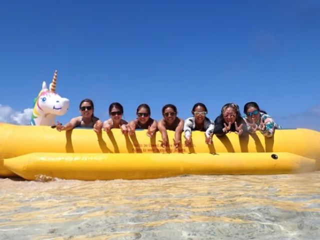 石垣島のビーチで大人数で楽しめるユニコーン付きバナナボート。