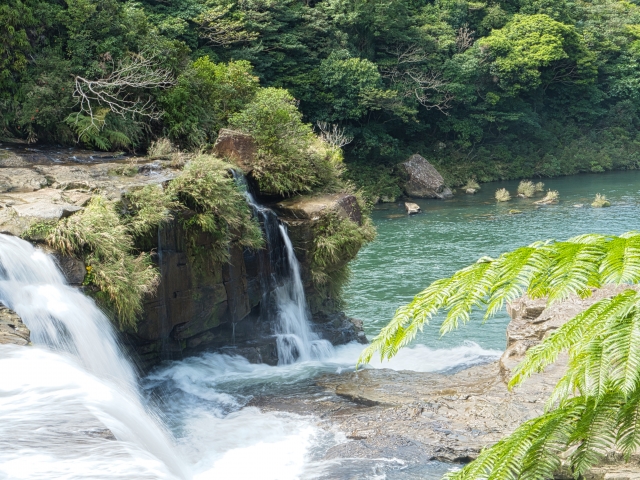 石垣島・西表島観光で人気のマリュドゥの滝。ジャングルに囲まれた雄大な滝の景色。