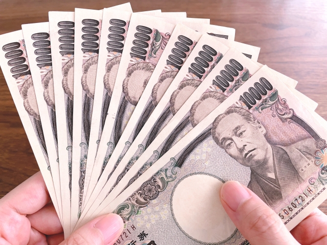 石垣島2泊3日の女子旅で実際にかかった費用総額。現金1万円札の束。