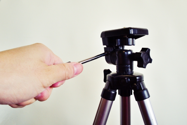 星空撮影に欠かせない三脚の設置。石垣島の星空スポットでカメラを固定する方法。