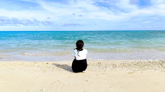 石垣島の一人旅で自分を見つめ直す時間。波打ち際に座り、青い海を独り占めする風景。