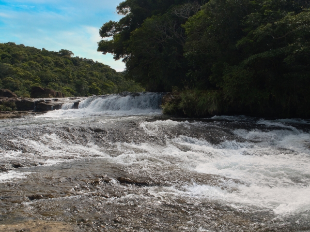 石垣島の大見謝川など、緩やかな岩肌を流れる滝の風景。