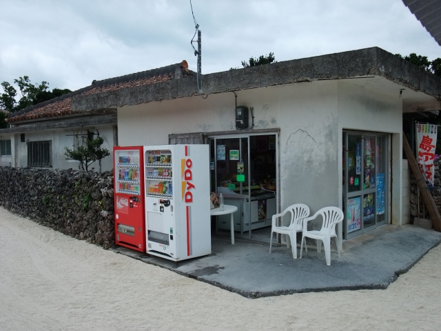 鳩間島での買い物。飲み物や軽食が買える島内唯一の売店風景。