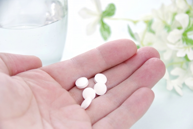 石垣島から波照間島への激しい揺れに備えた、酔い止め薬の準備。