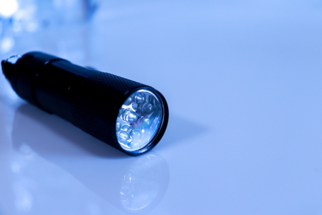 石垣島の星空スポットへ行く際の必須アイテム。夜道の足元を照らす懐中電灯。