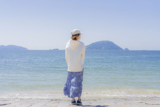 パーカー　女性　ビーチ