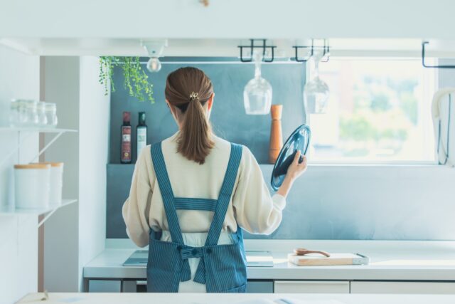 キッチン 女性 調理