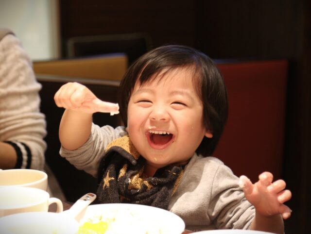 子供　食事　笑顔