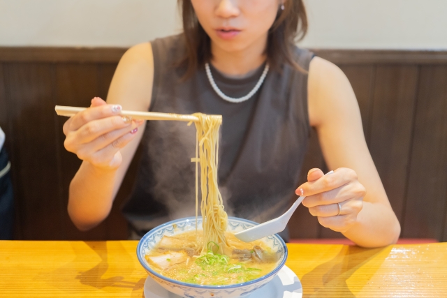 石垣島　ラーメン　ラーメンを食べる女性