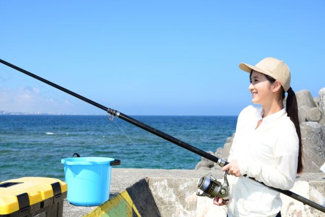 堤防　釣り　女性