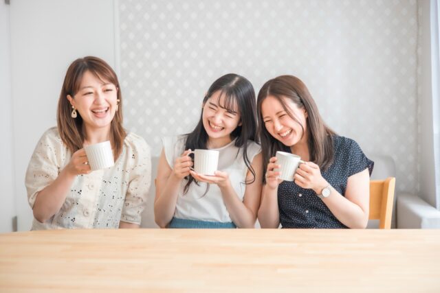 カフェでくつろぐ女性3人