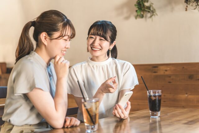 女性　カフェ