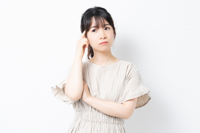 気にする表情の女性